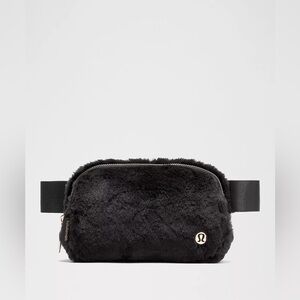 Lululemon Everywhere Belt Bag Plush Fleece Colour‎ Black/Gold